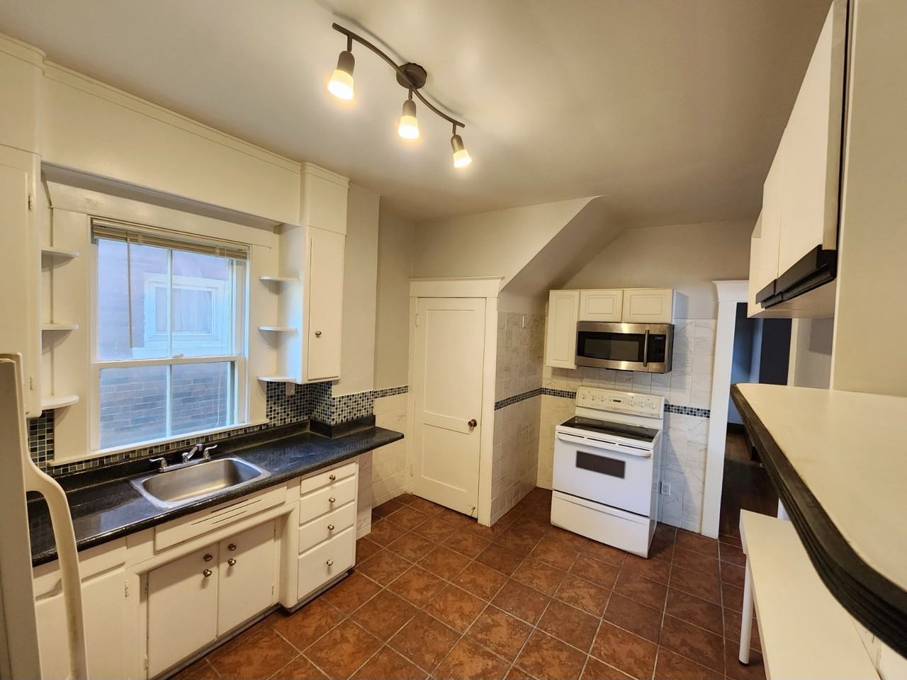 343 Randolph Ave - Photo 6 of 30