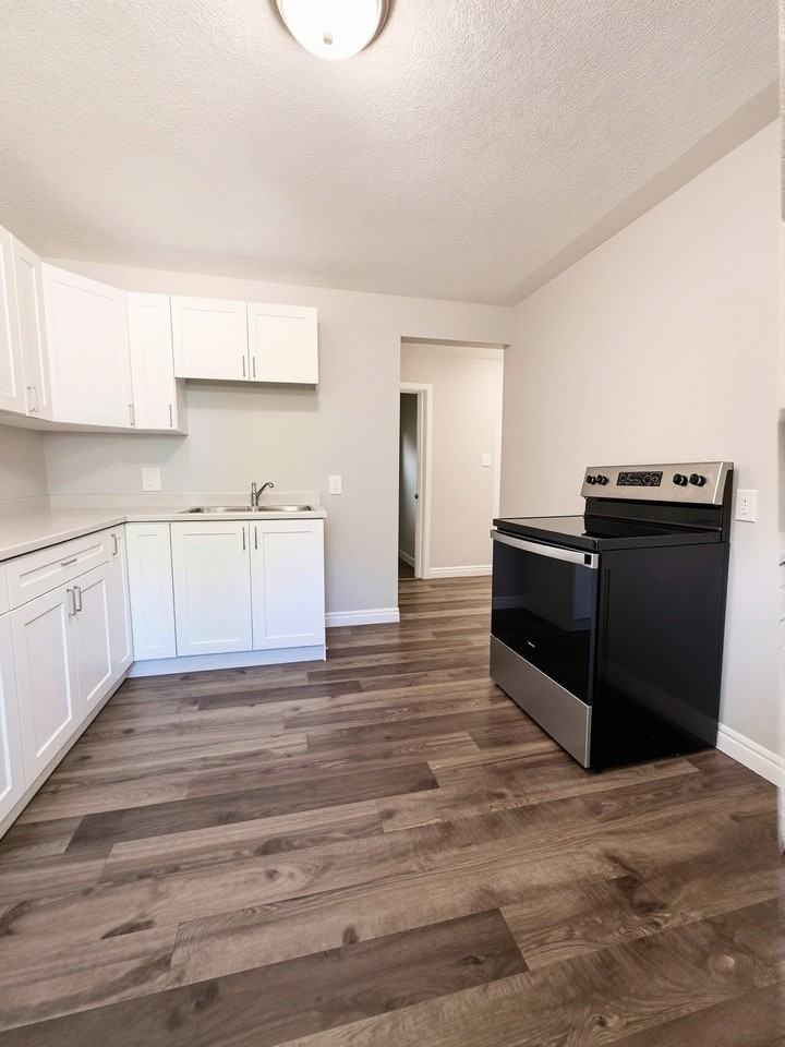 537 Confederation Street - Photo 2 of 11
