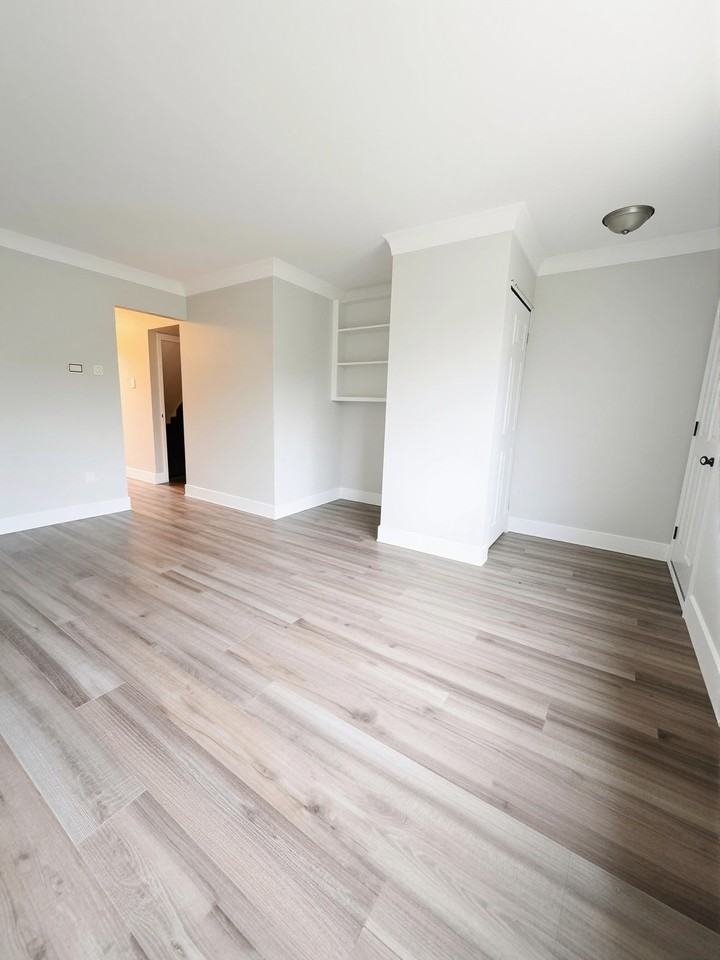 750 Indian Road North - Photo 5 of 32