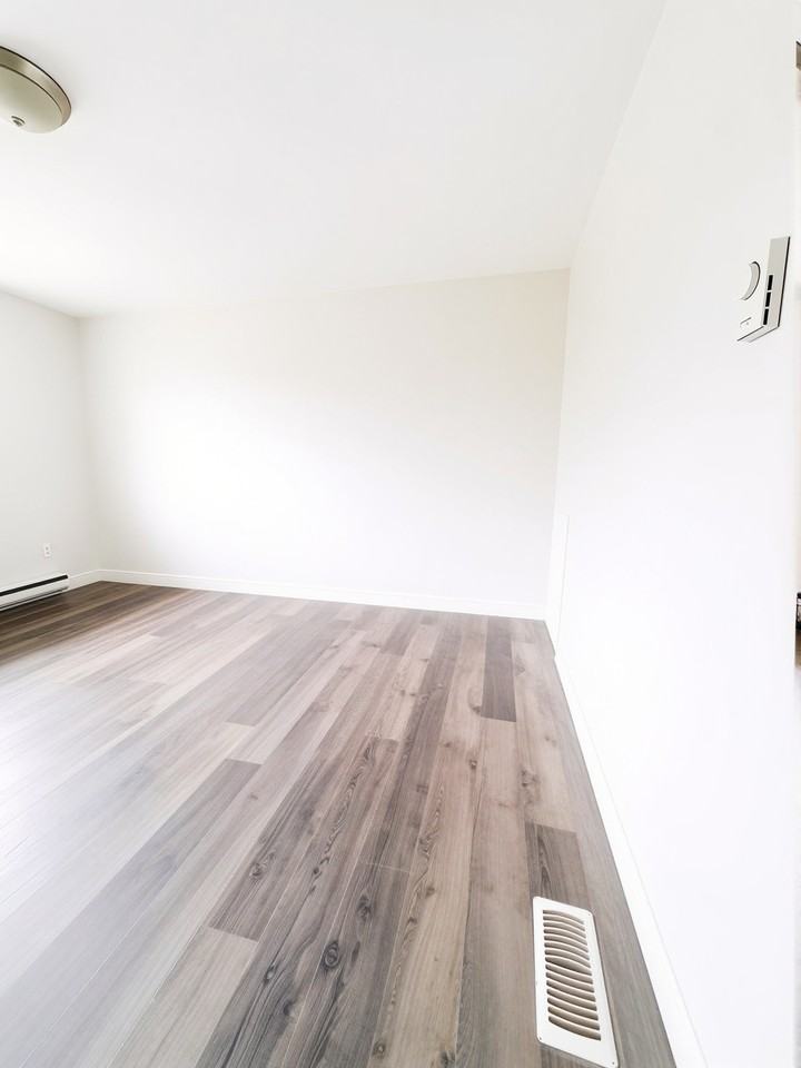 750 Indian Road North - Photo 6 of 32