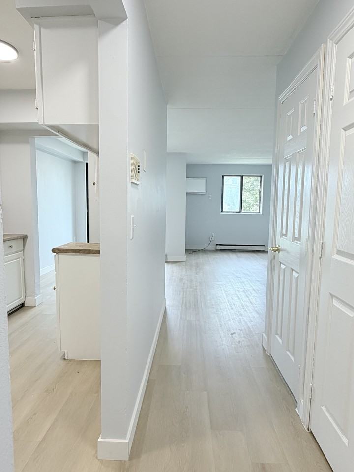525 Wyandotte Street West - Photo 2 of 21