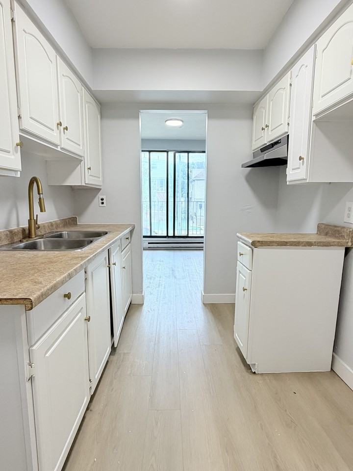 525 Wyandotte Street West - Photo 3 of 21