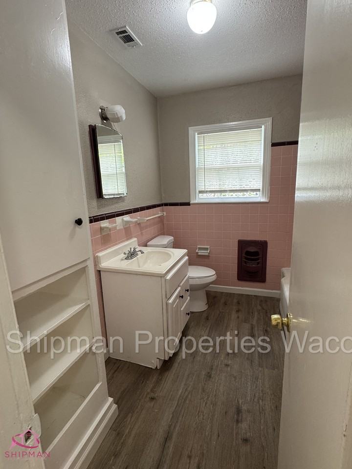 3811 PARKWOOD ST - Photo 5 of 12