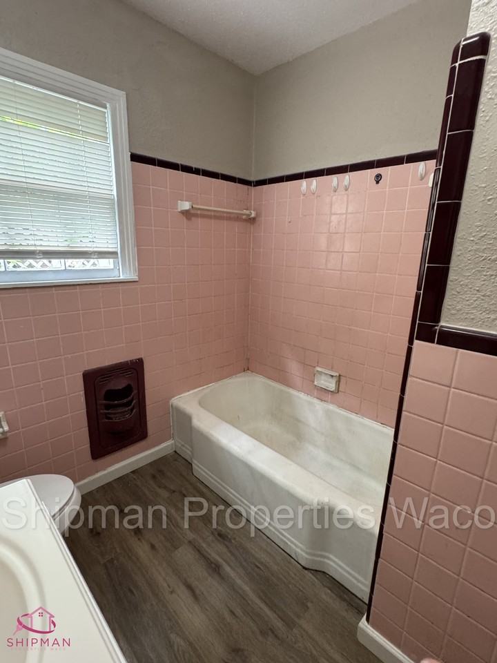 3811 PARKWOOD ST - Photo 6 of 12