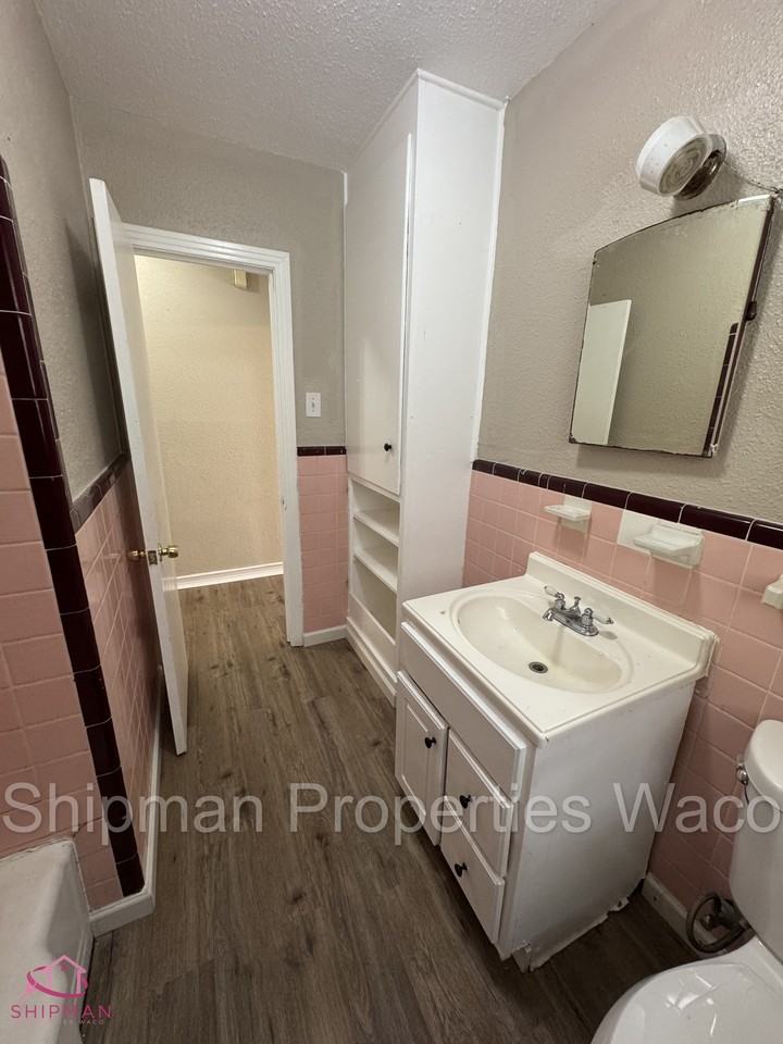 3811 PARKWOOD ST - Photo 7 of 12