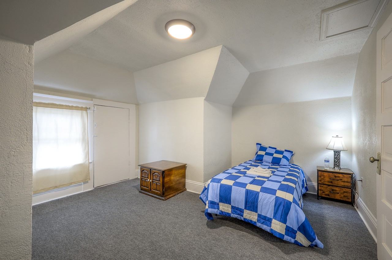 2618 East 28th Street - Photo 2 of 4