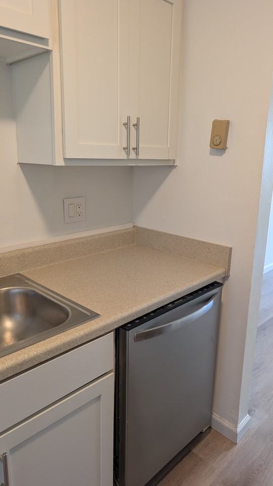 1133 Dunaway Street - Photo 7 of 11
