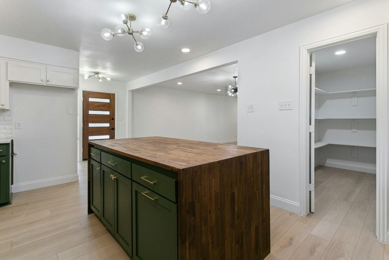 3507 Lakeshore Drive - Photo 5 of 31