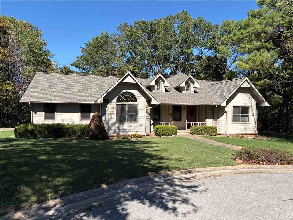 1505 Holly Pl - Photo 2 of 22