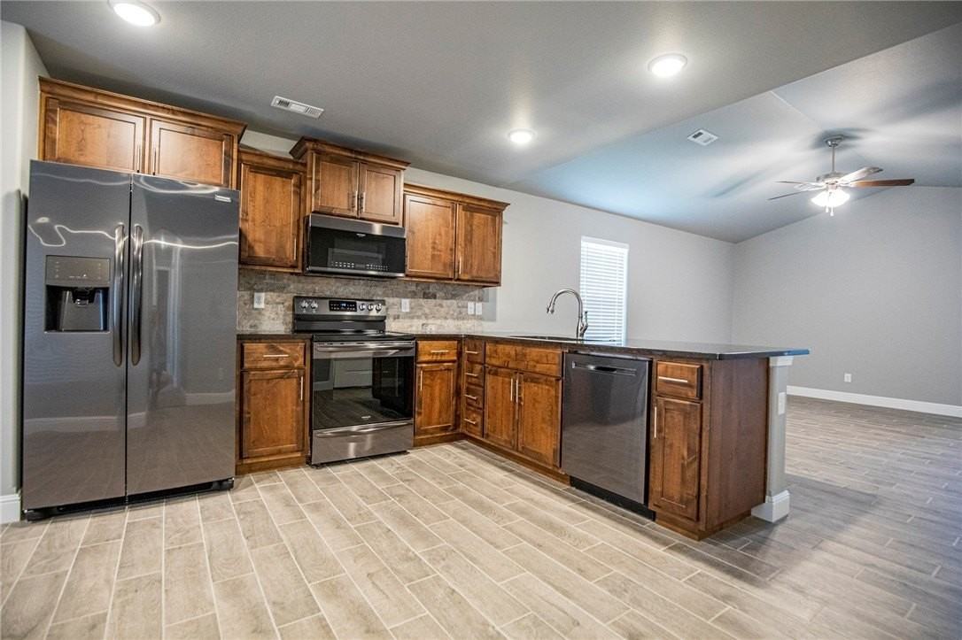 525 Fox Cir - Photo 3 of 18