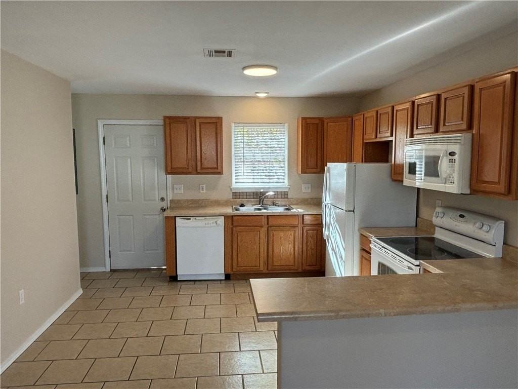 129 E Ella St - Photo 4 of 10