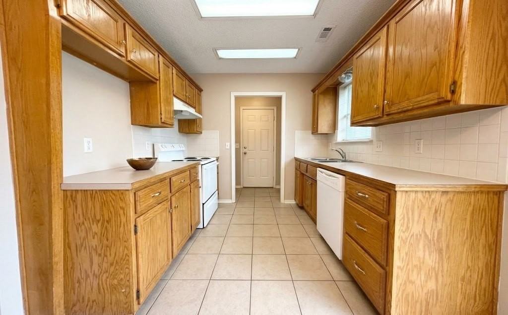 208 S Bailey St - Photo 3 of 13