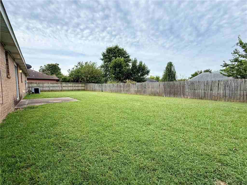 208 S Bailey St - Photo 4 of 13