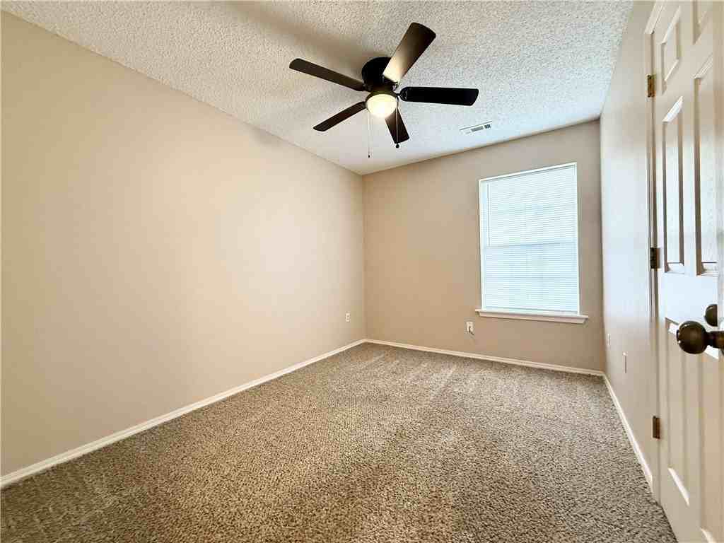 208 S Bailey St - Photo 6 of 13