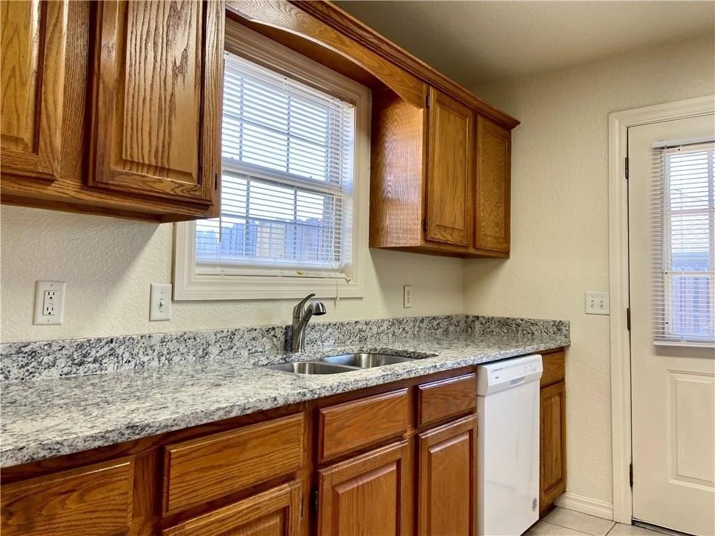 903 Sw Krug Rd - Photo 5 of 19