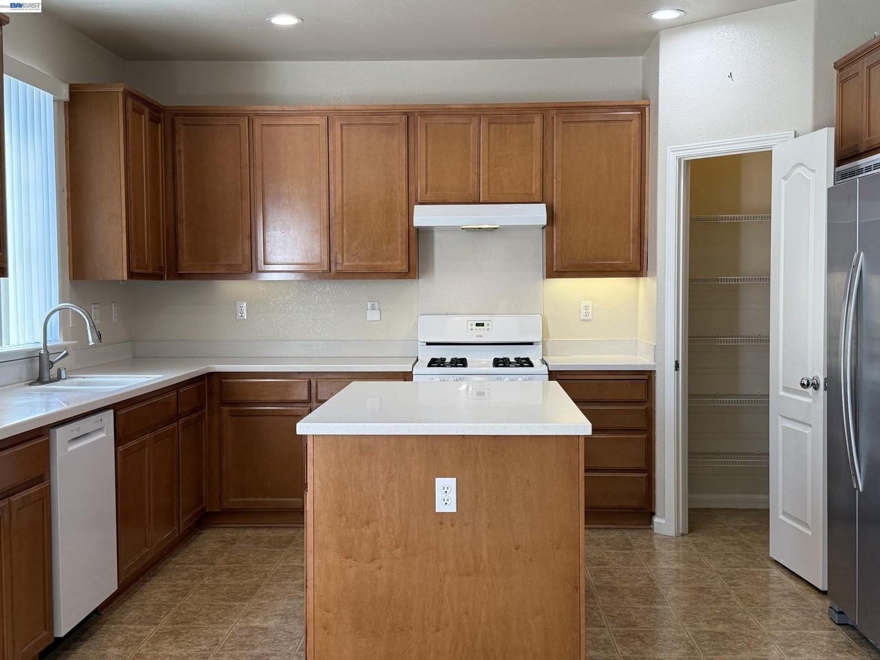 340 Chase St - Photo 7 of 23