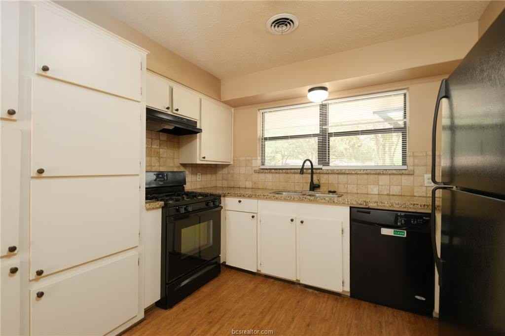 1302 Glade St - Photo 3 of 14