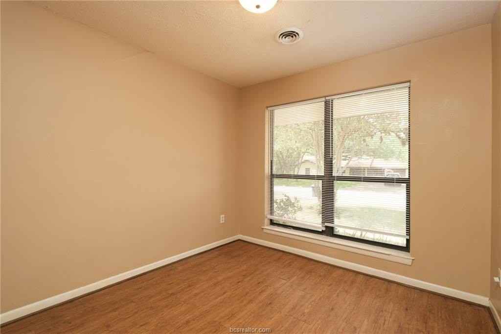 1302 Glade St - Photo 6 of 14
