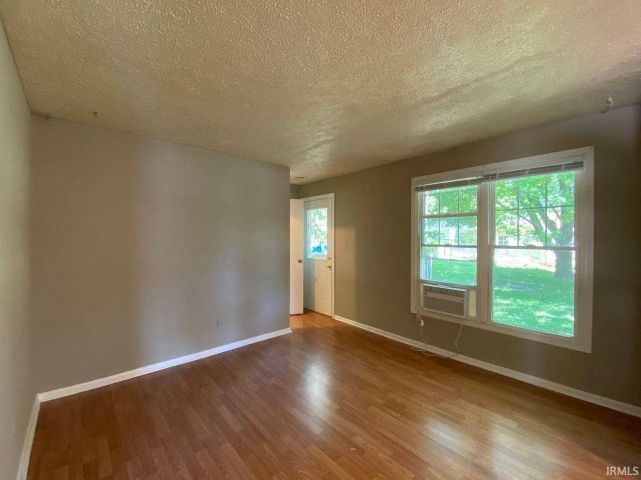 913 S Lincoln St - Photo 3 of 8