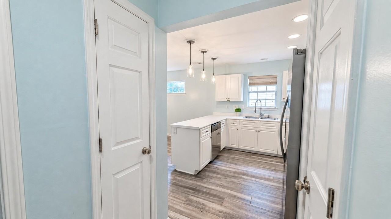 1525 Royal Colony Rd - Photo 7 of 20