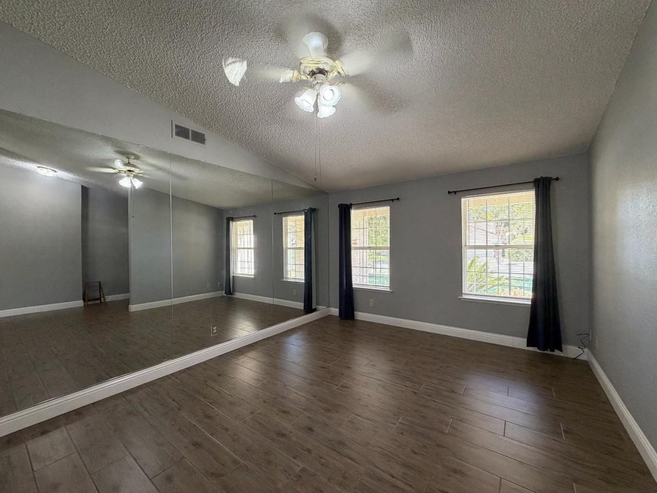 6078 N Hazel Ave - Photo 4 of 21