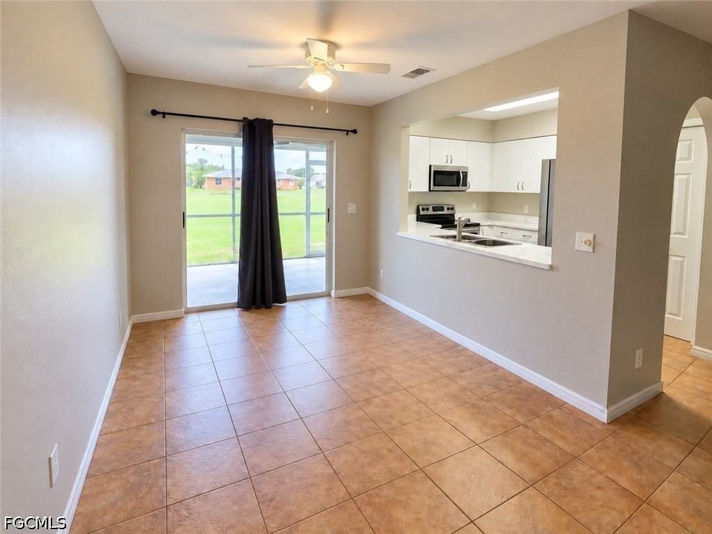 606 Se 9th St - Photo 3 of 10