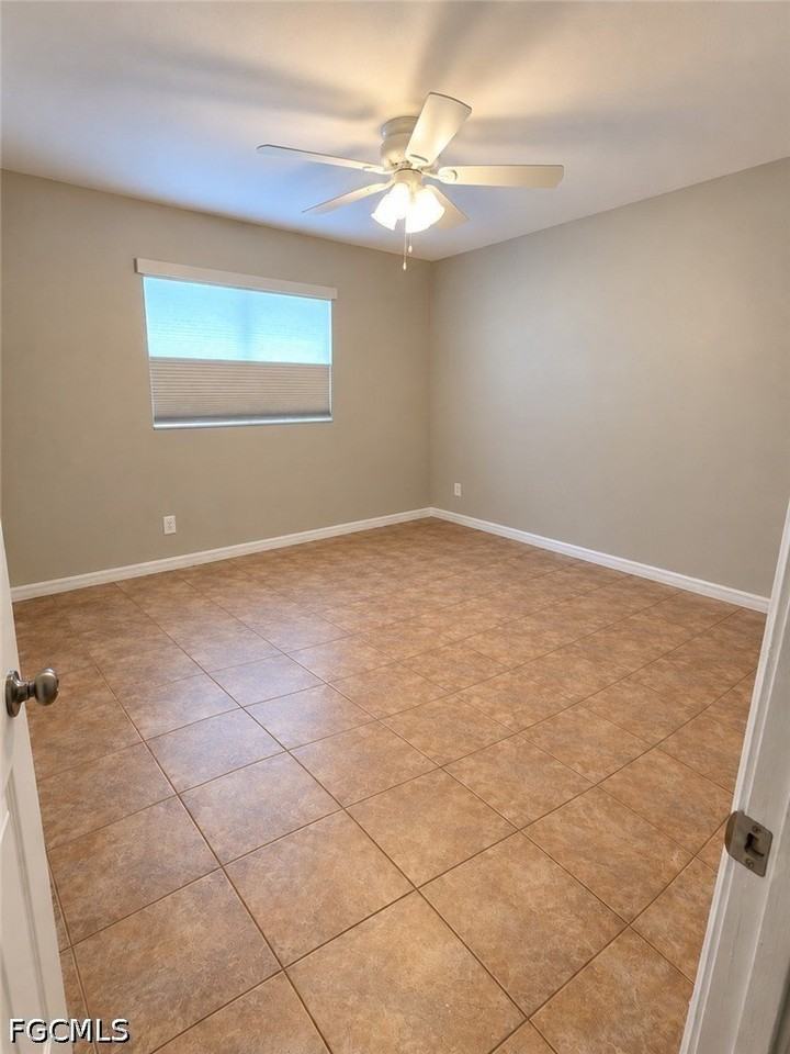 606 Se 9th St - Photo 4 of 10