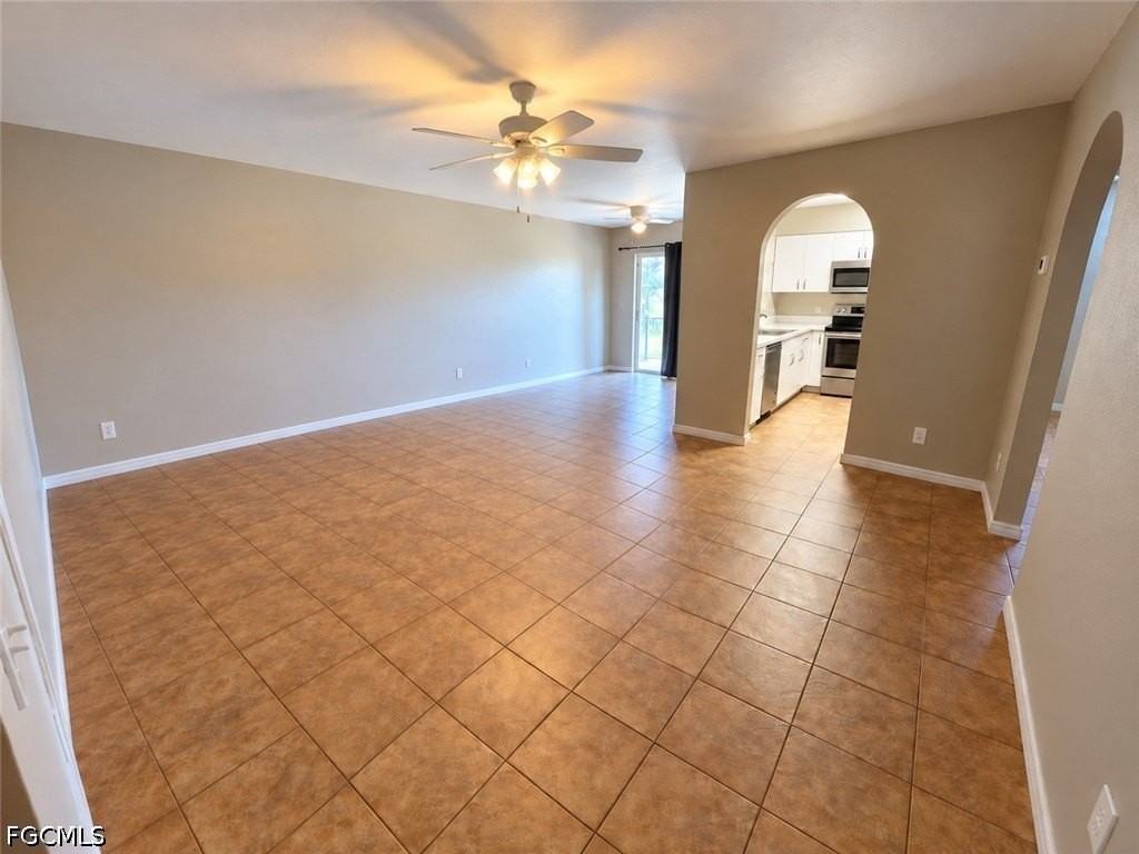 606 Se 9th St - Photo 5 of 10
