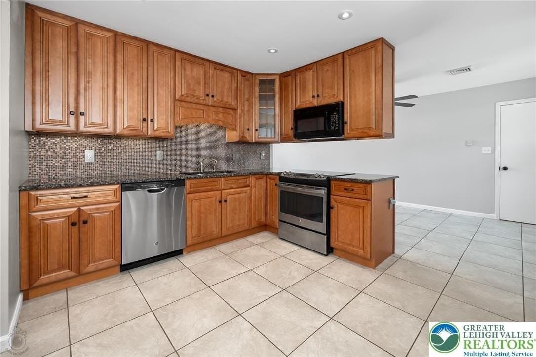 73 Willowdale Ave - Photo 4 of 25