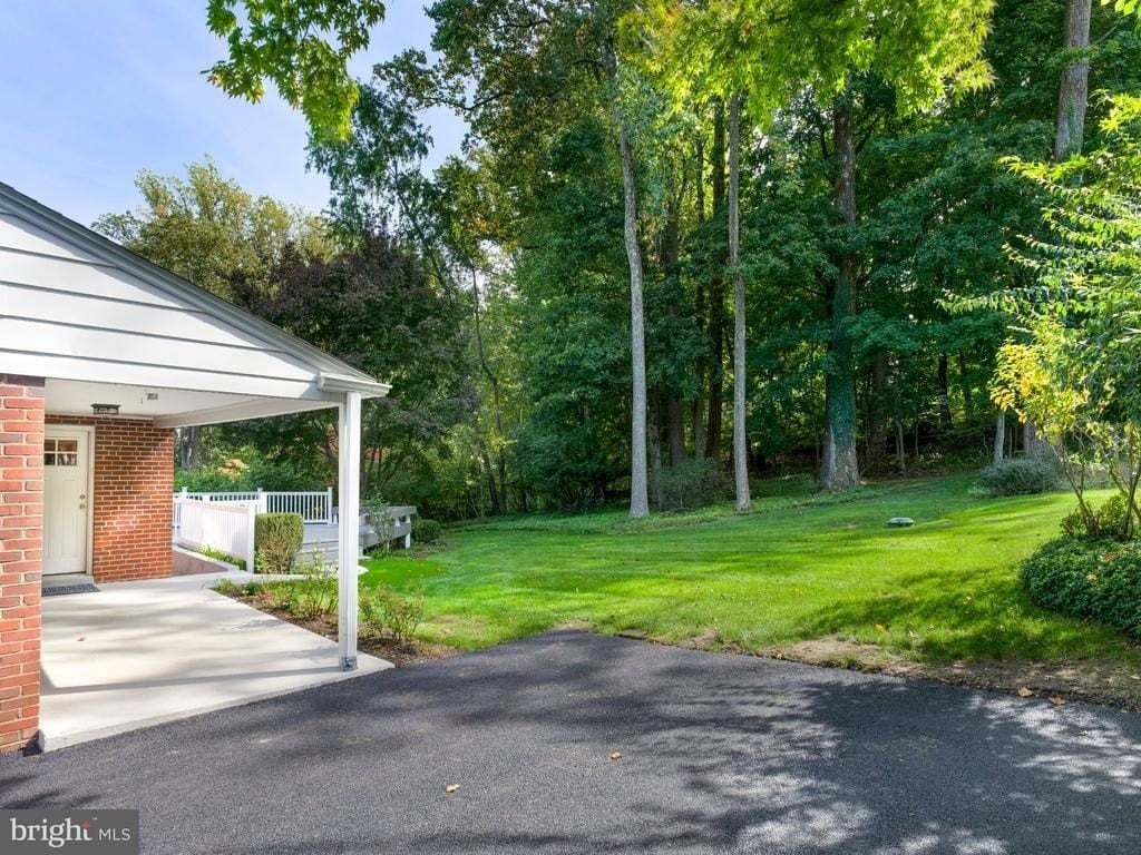 738 Laurel Ln - Photo 4 of 43
