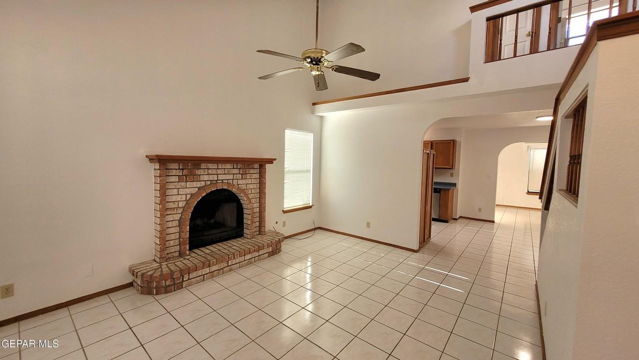 1101 Sun Shadow Dr - Photo 2 of 27