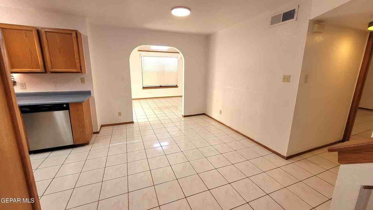 1101 Sun Shadow Dr - Photo 6 of 27