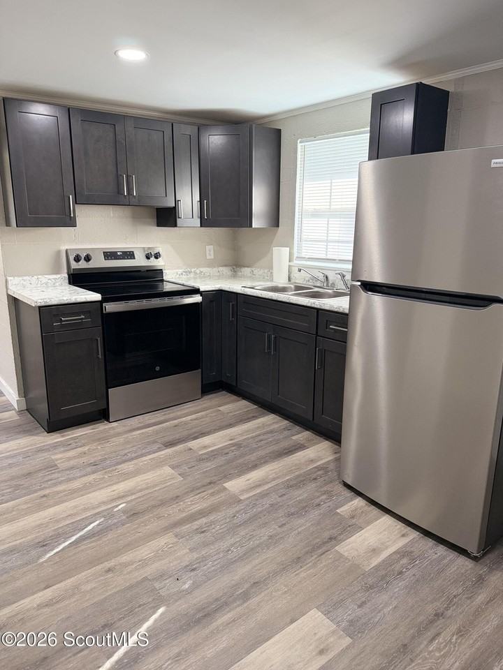 4275 Gloria Ave - Photo 4 of 10