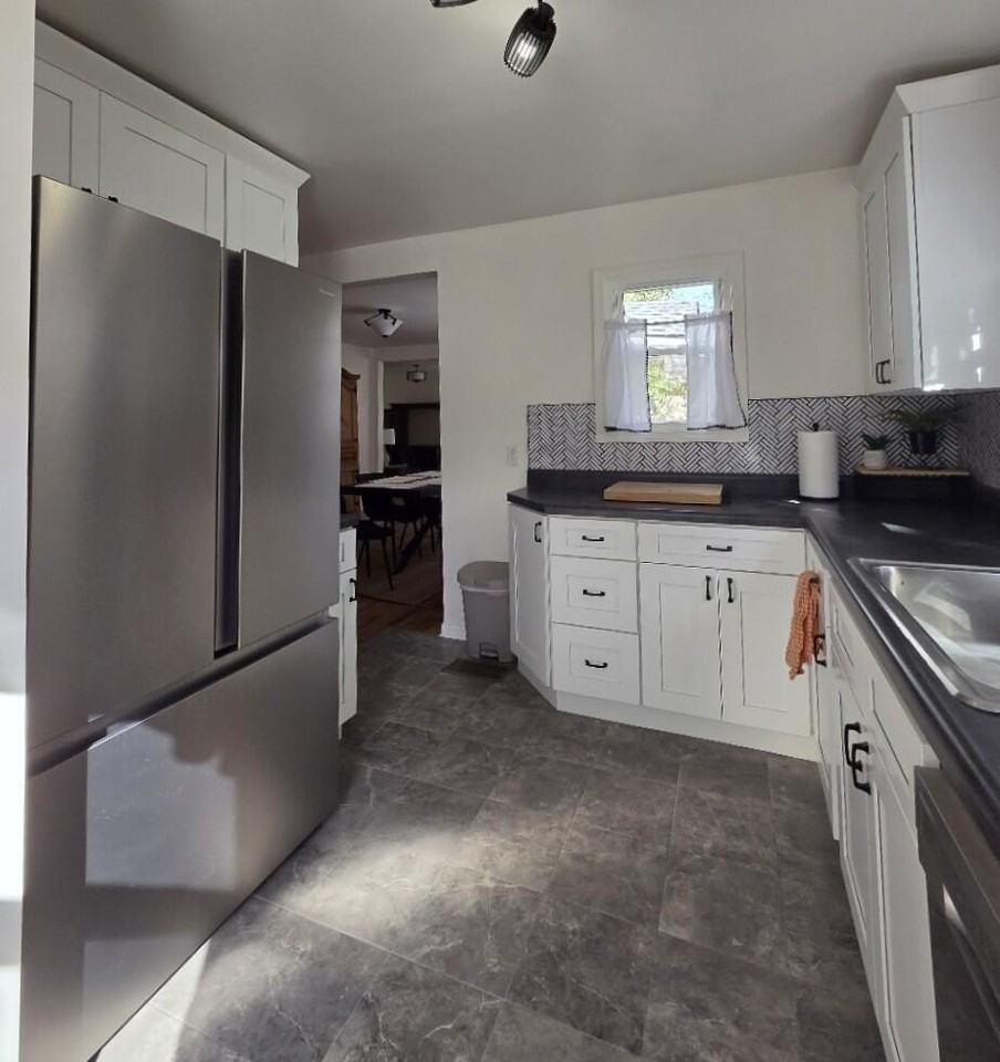 325 N Kendall Ave - Photo 3 of 19