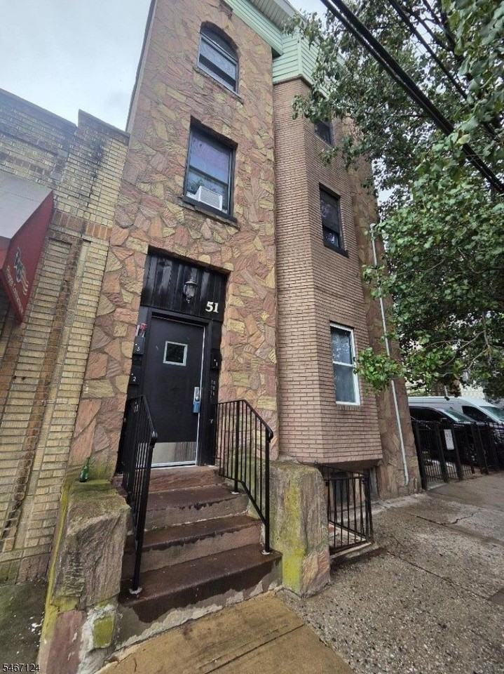 51 E Kinney St #3