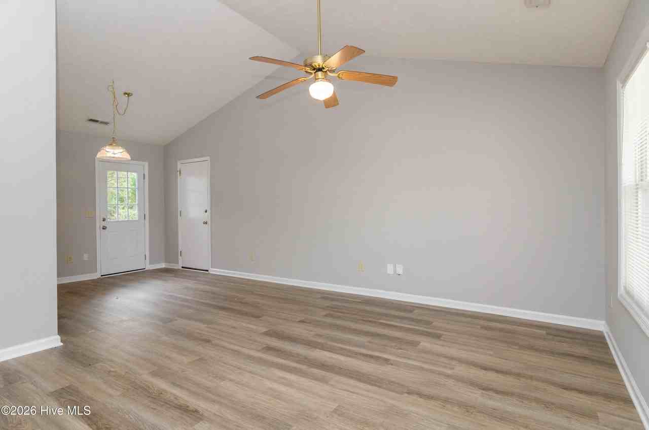2422 White Rd - Photo 3 of 20