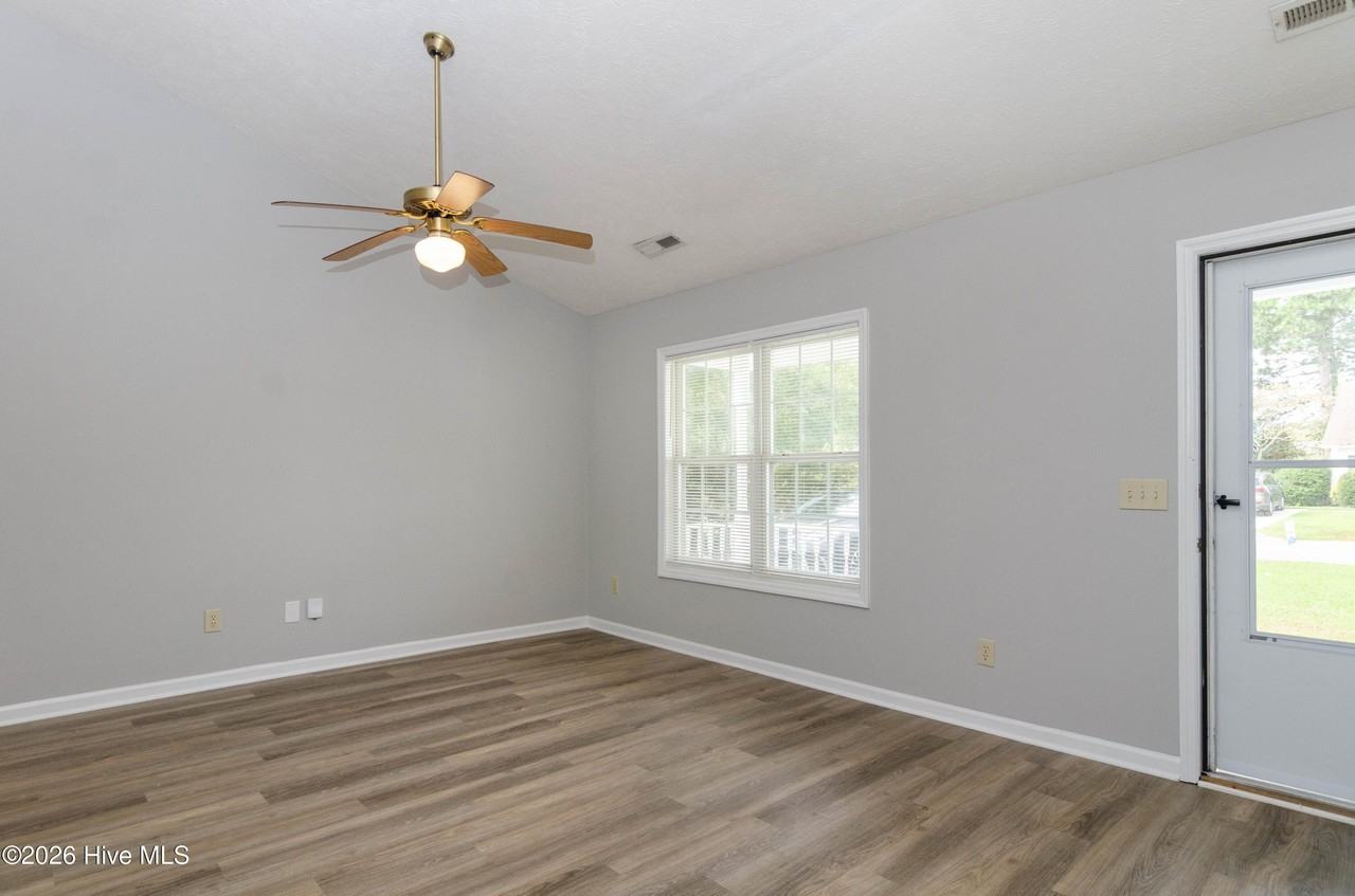 2422 White Rd - Photo 4 of 20