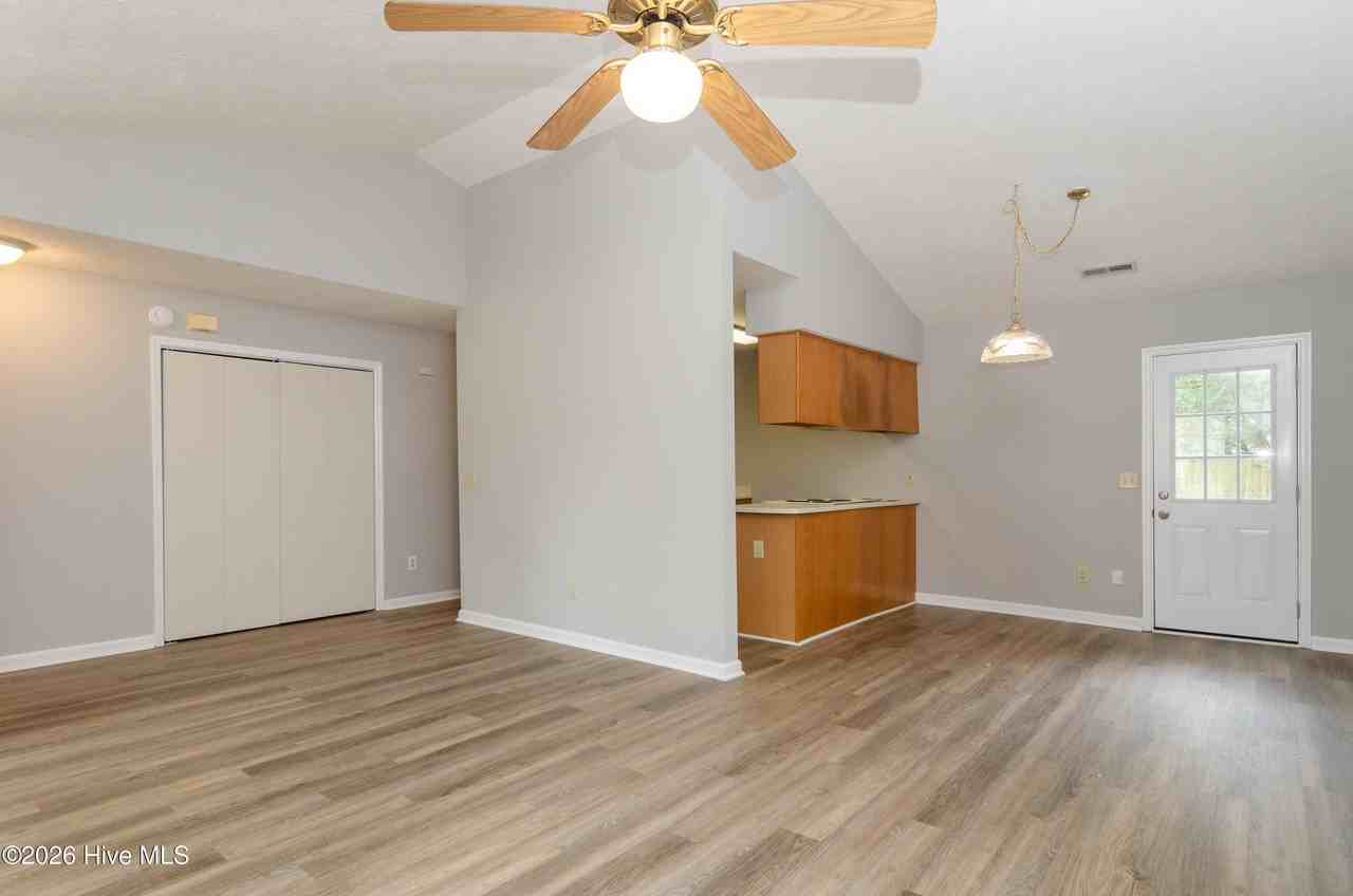 2422 White Rd - Photo 5 of 20