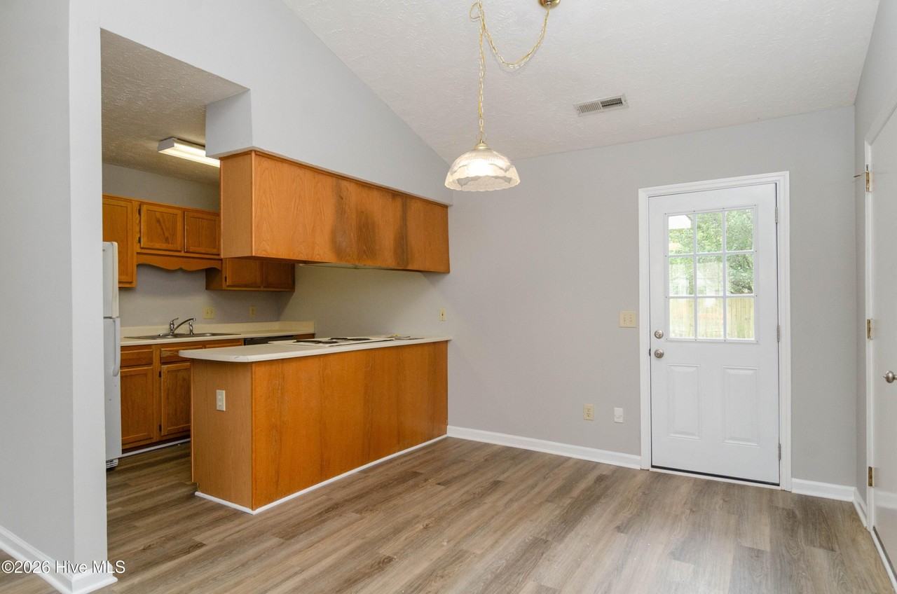 2422 White Rd - Photo 6 of 20