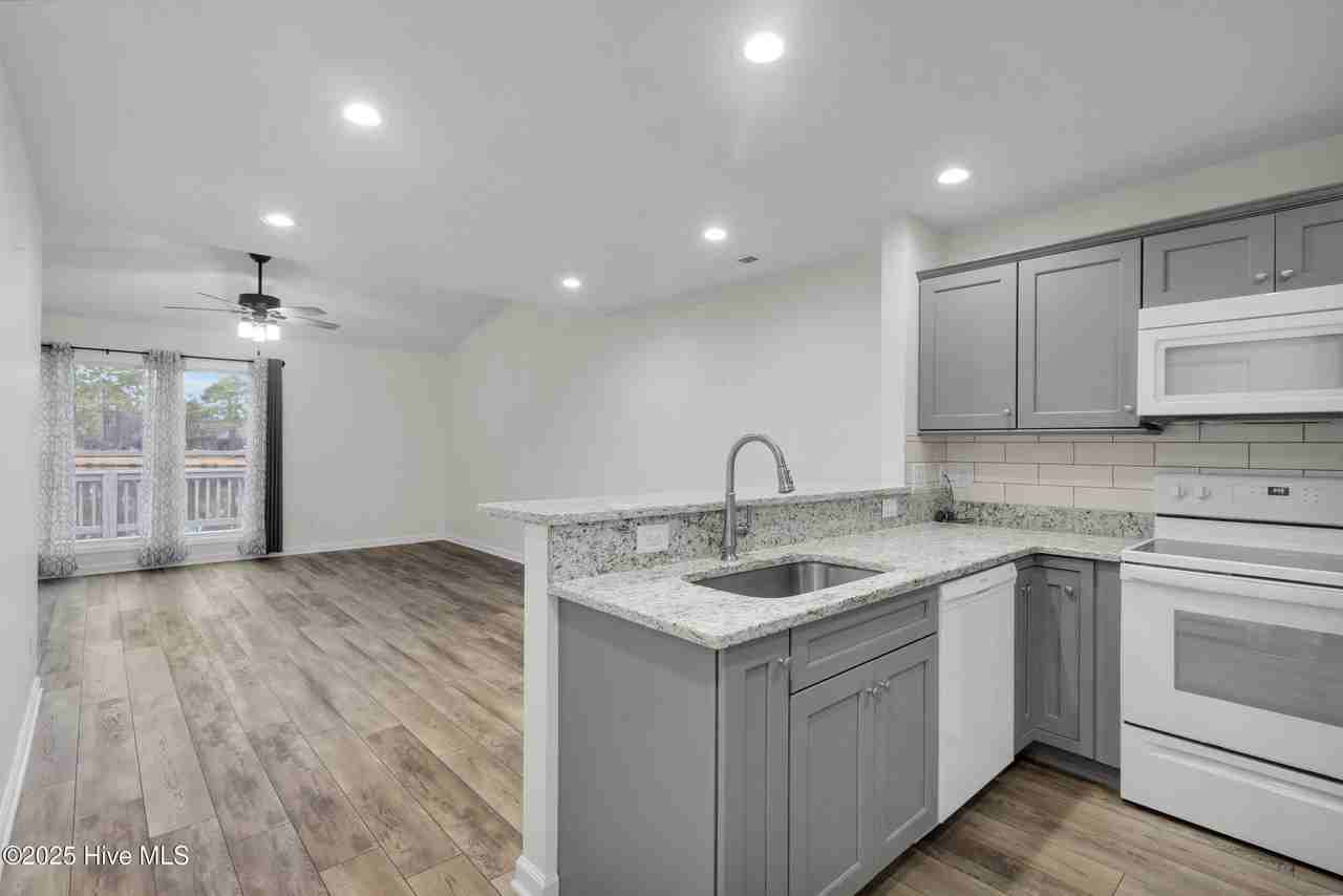 7212 Windward Dr - Photo 2 of 41