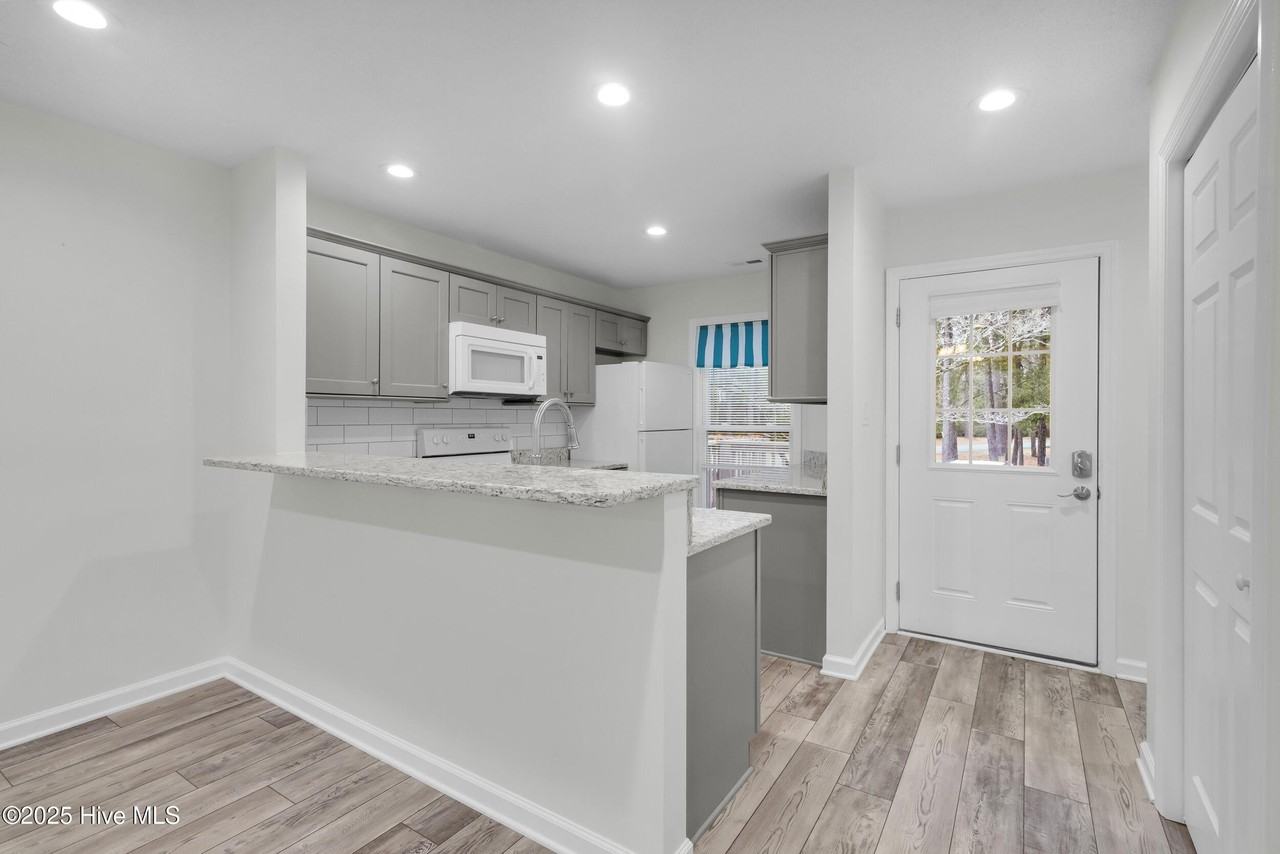 7212 Windward Dr - Photo 3 of 41