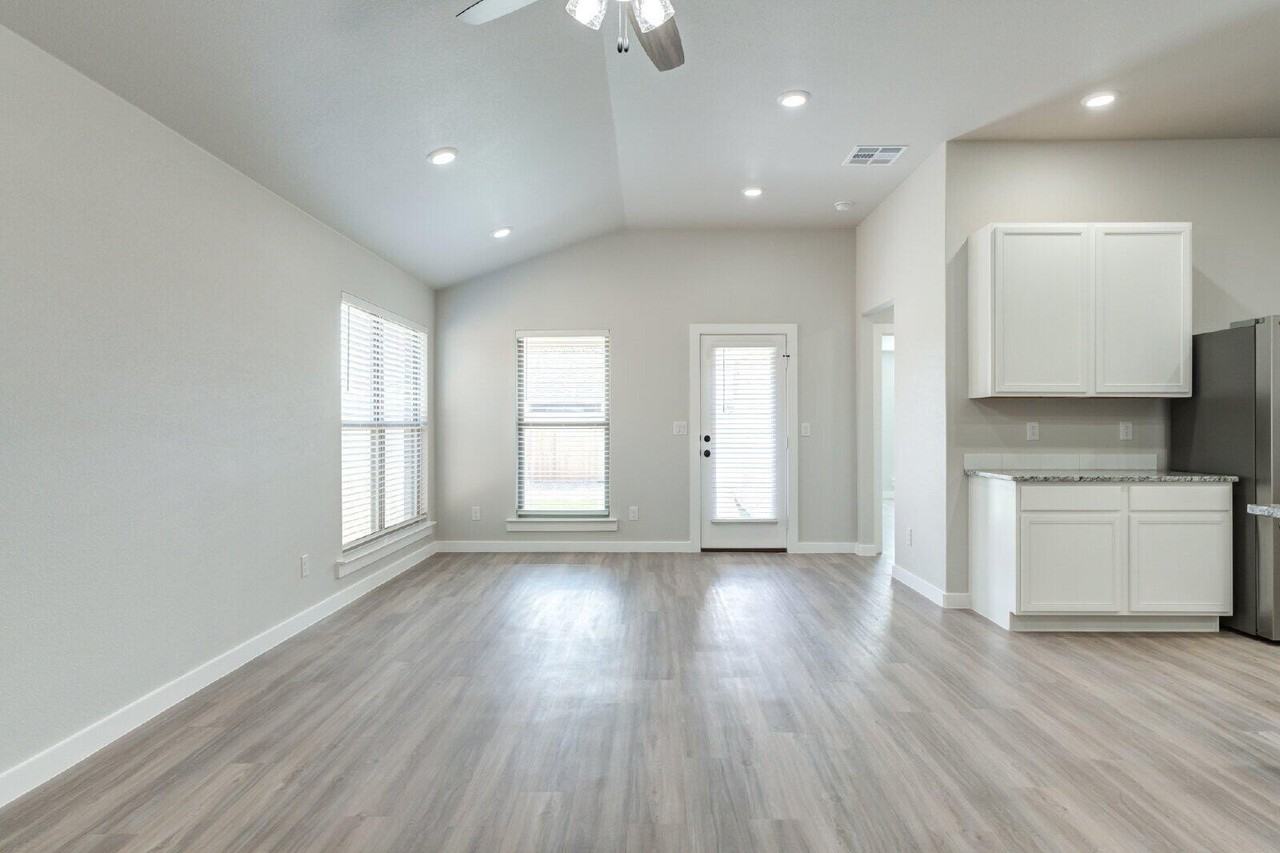1611 132nd St - Photo 4 of 21
