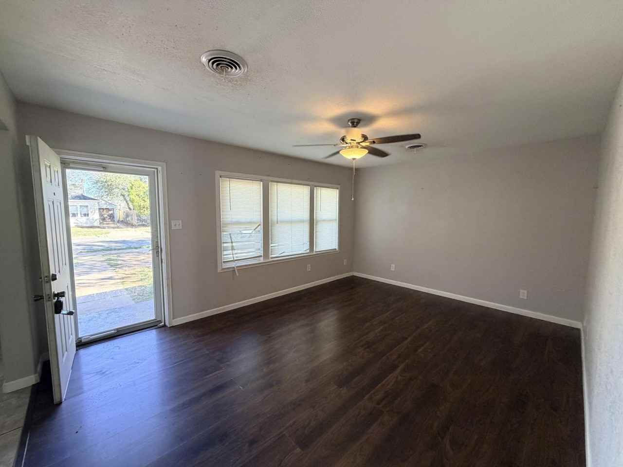 1909 20th St - Photo 3 of 15