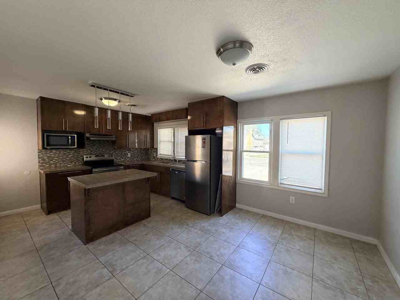 1909 20th St - Photo 4 of 15