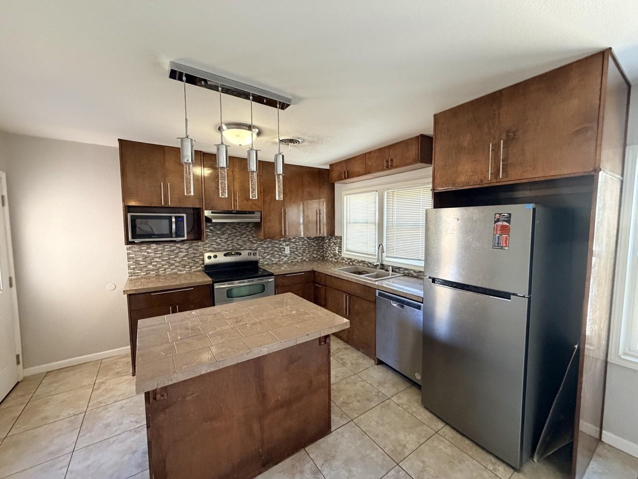 1909 20th St - Photo 5 of 15