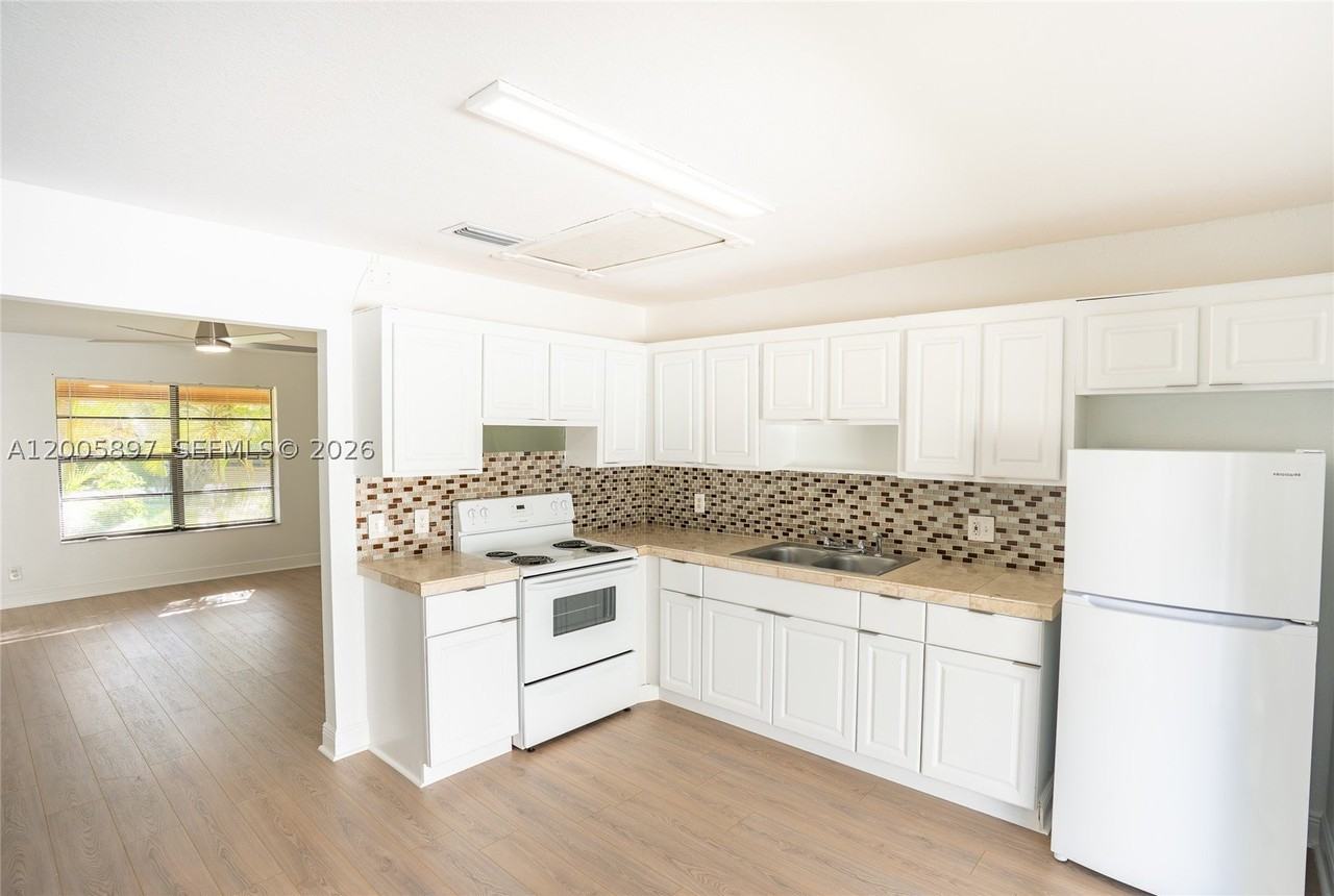 4259 Royal Banyan Way #B - Photo 3 of 20