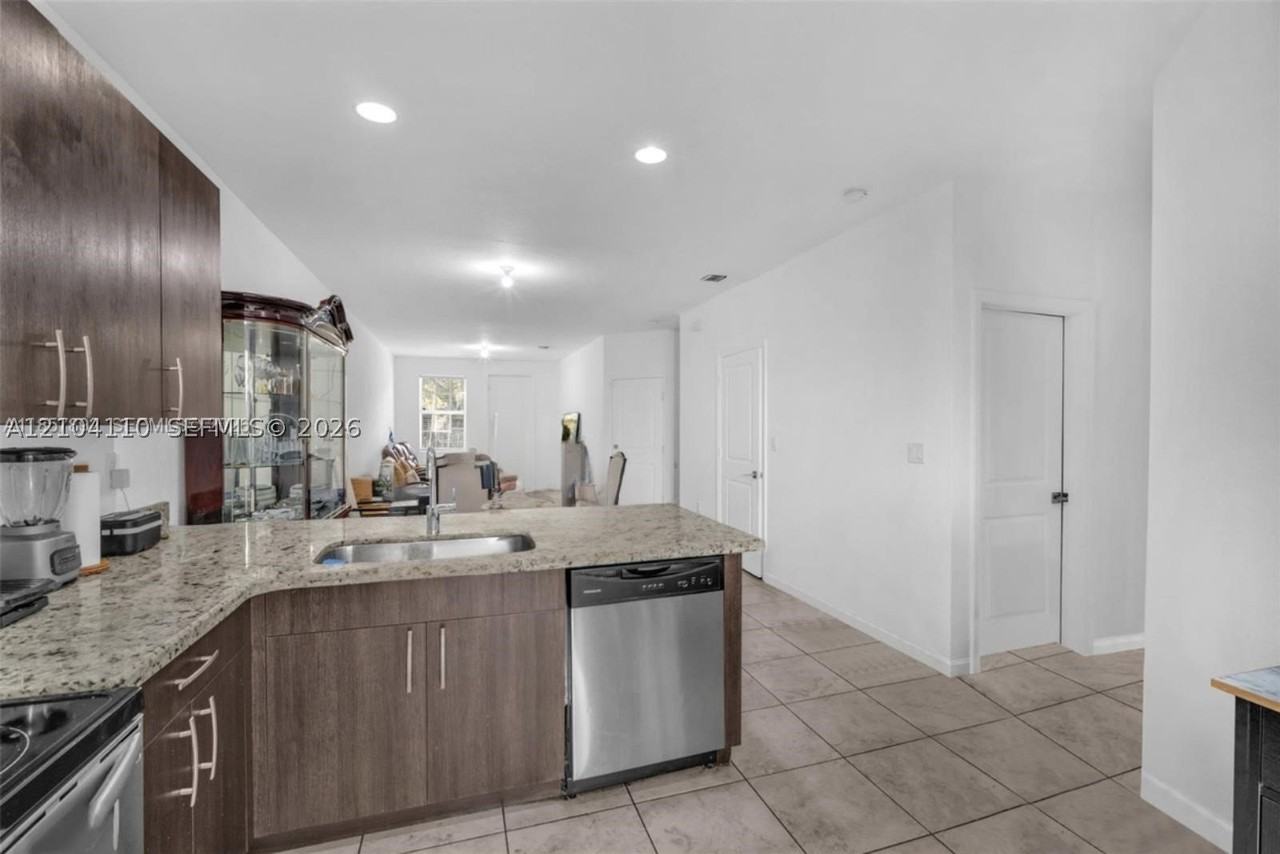 1429 Se 26th Ave - Photo 4 of 26