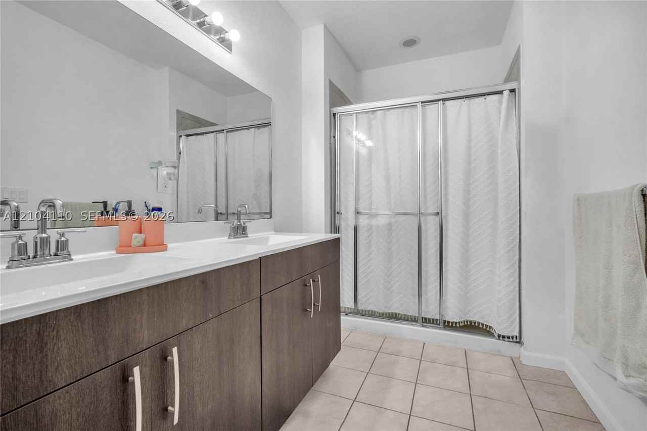 1429 Se 26th Ave - Photo 5 of 26