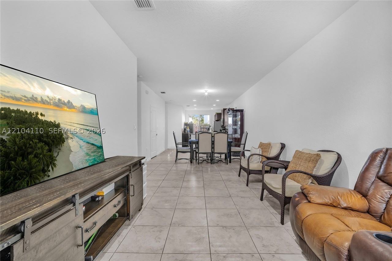1429 Se 26th Ave - Photo 7 of 26