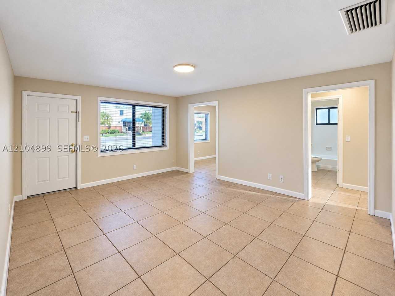 4271 Ne 5th Ave #4271 - Photo 4 of 10